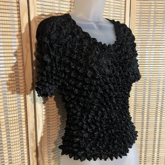 Vintage Y2K Black Cropped Silk Feel Stretchy Ruffled Short Sleeve Popcorn Shirt - Picture 4 of 14